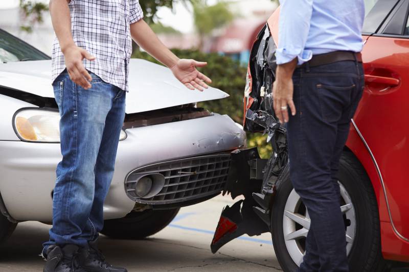 Que se passe-t-il en cas d’accident de voiture responsable ou non-responsable ? Dois-je m’adresser directement à mon assurance ou à ma carrosserie ?