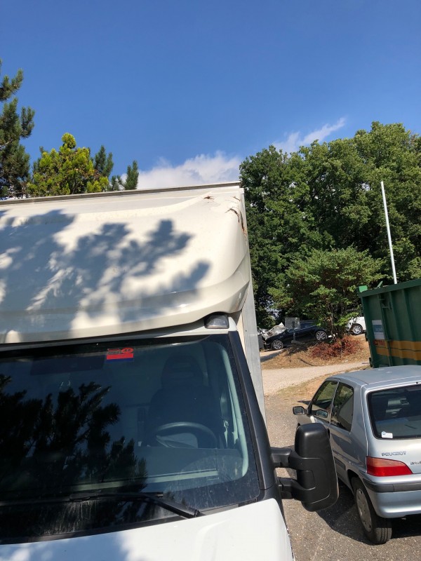 Réparation carrosserie d’une capucine d'un camion Iveco pour un loueur d'Aix-en-Provence