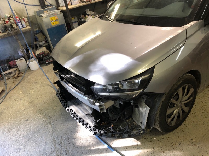  Réparation carrosserie en cours pour le capot pare-chocs et aile de cette Opel corsa d’un client d’AIXENPROVENCE 