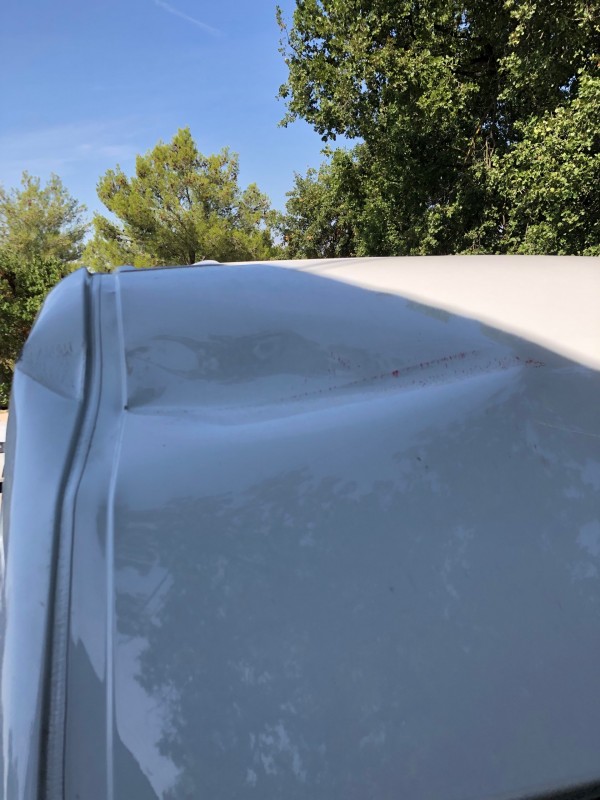 Redressage carrosserie de toit de camion Mercedes pour un client d'Aix-en-Provence