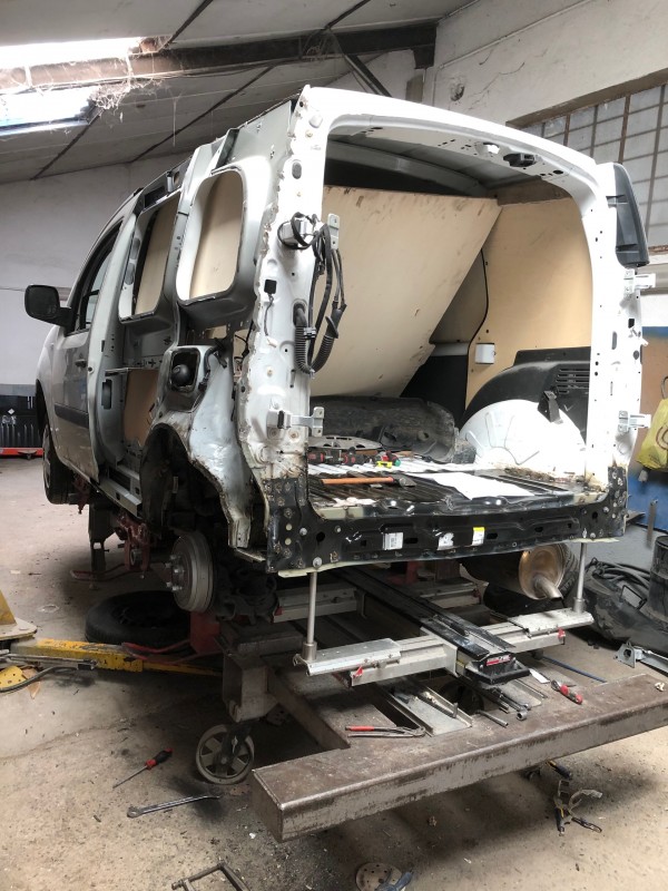 Remplacement de l’aile arrière gauche pour un Renault Kangoo à Aix en Provence et passage au marbre pour remise en ligne