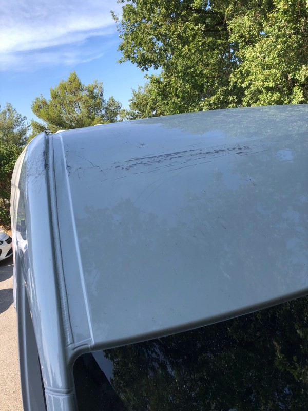 Redressage carrosserie de toit de camion Mercedes pour un client d'Aix-en-Provence