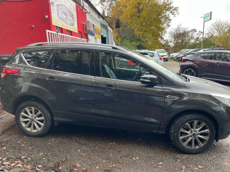 Rénovation carrosserie pour un Ford Kuga : remplacement et peinture de portes à Aix en Provence