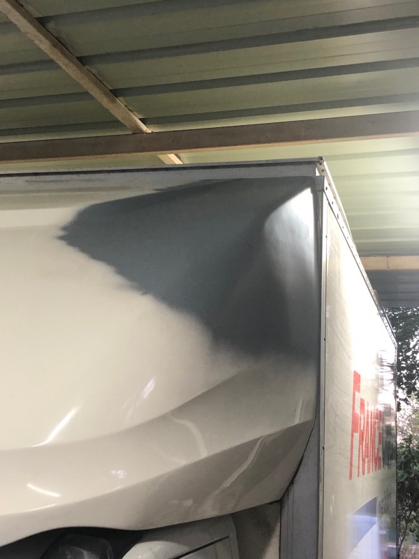 Réparation carrosserie d’une capucine d'un camion Iveco pour un loueur d'Aix-en-Provence