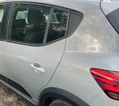 Redressement de carrosserie à Aix-en-Provence : aile et porte arrière d'une Dacia Sandero